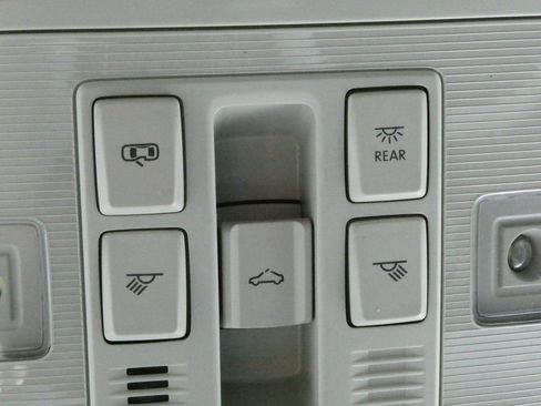 Certified 2025 Volkswagen Taos SE FWD image 21