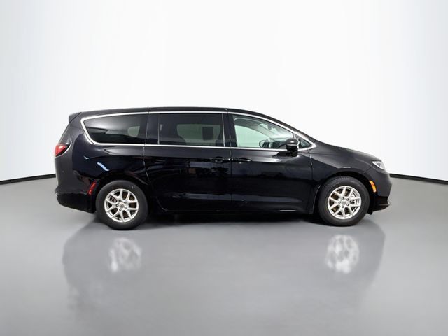 Used 2024 Chrysler Pacifica Touring-L FWD image 8