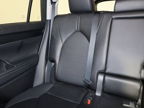 Used 2025 Toyota Highlander LE image 12