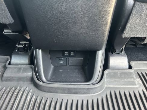 Used 2018 Toyota Highlander Limited FWD image 25