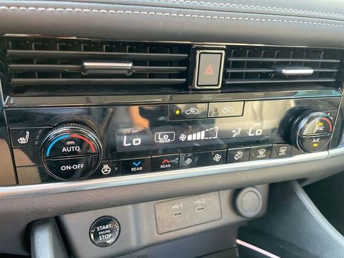 Used 2024 Nissan Rogue SL w/ SL Premium Package image 32