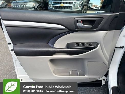 Used 2018 Toyota Highlander XLE AWD/4WD image 14