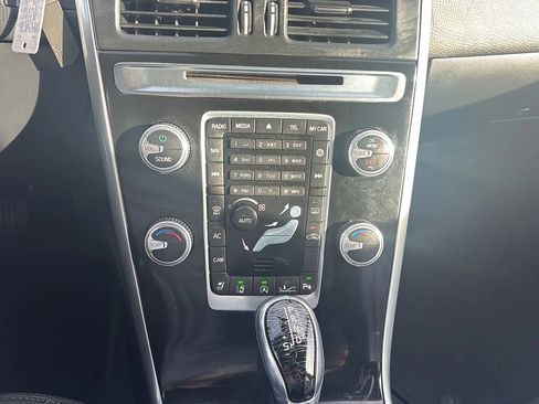 Used 2016 Volvo XC60 T6 Platinum image 10