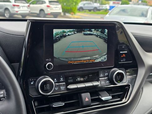 Used 2024 Toyota Highlander XLE AWD/4WD image 22