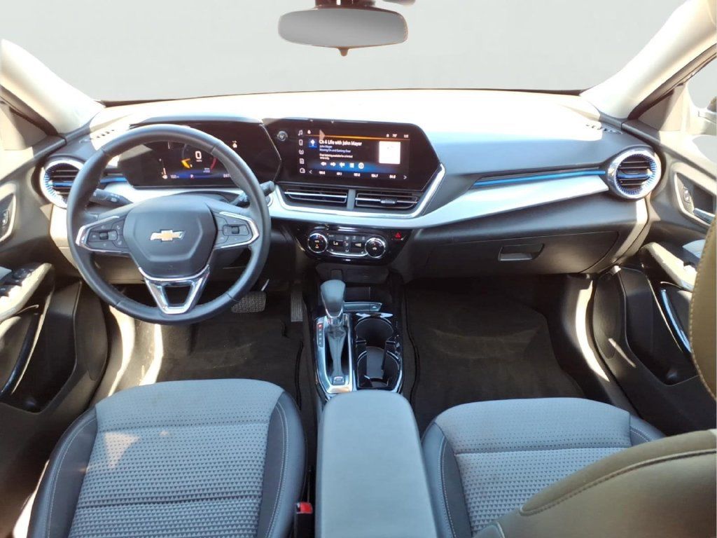 Used 2025 Chevrolet Trax LT w/ LT Convenience Package FWD image 24
