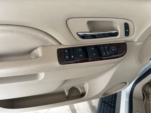 Used 2011 Cadillac Escalade Premium RWD image 8