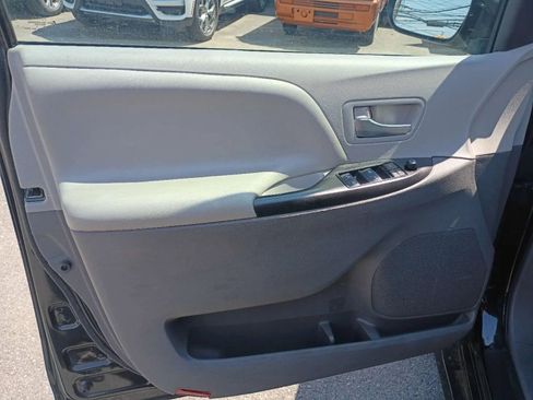Used 2019 Toyota Sienna LE FWD image 13