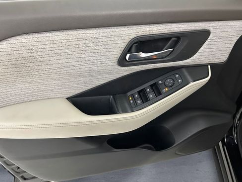 Used 2023 Nissan Rogue SV image 12