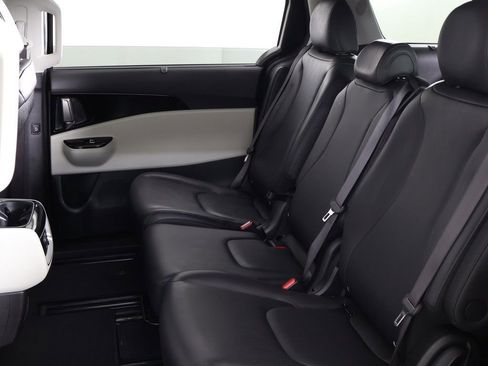 Used 2023 Kia Carnival EX FWD image 32