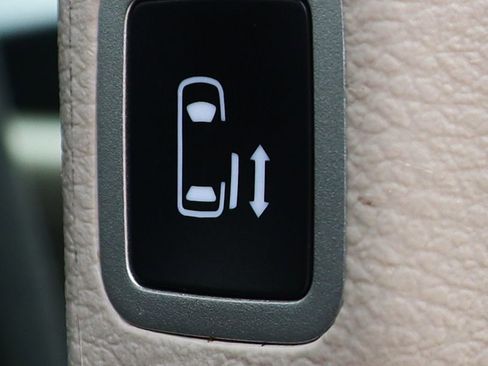 Used 2023 Chrysler Voyager LX image 32