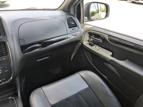 Used 2019 Dodge Grand Caravan SXT w/ Driver Convenience Group image 16