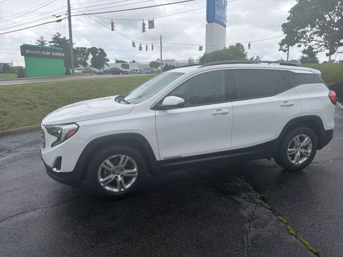 Used 2018 GMC Terrain SLE w/ Driver Convenience Package FWD image 2