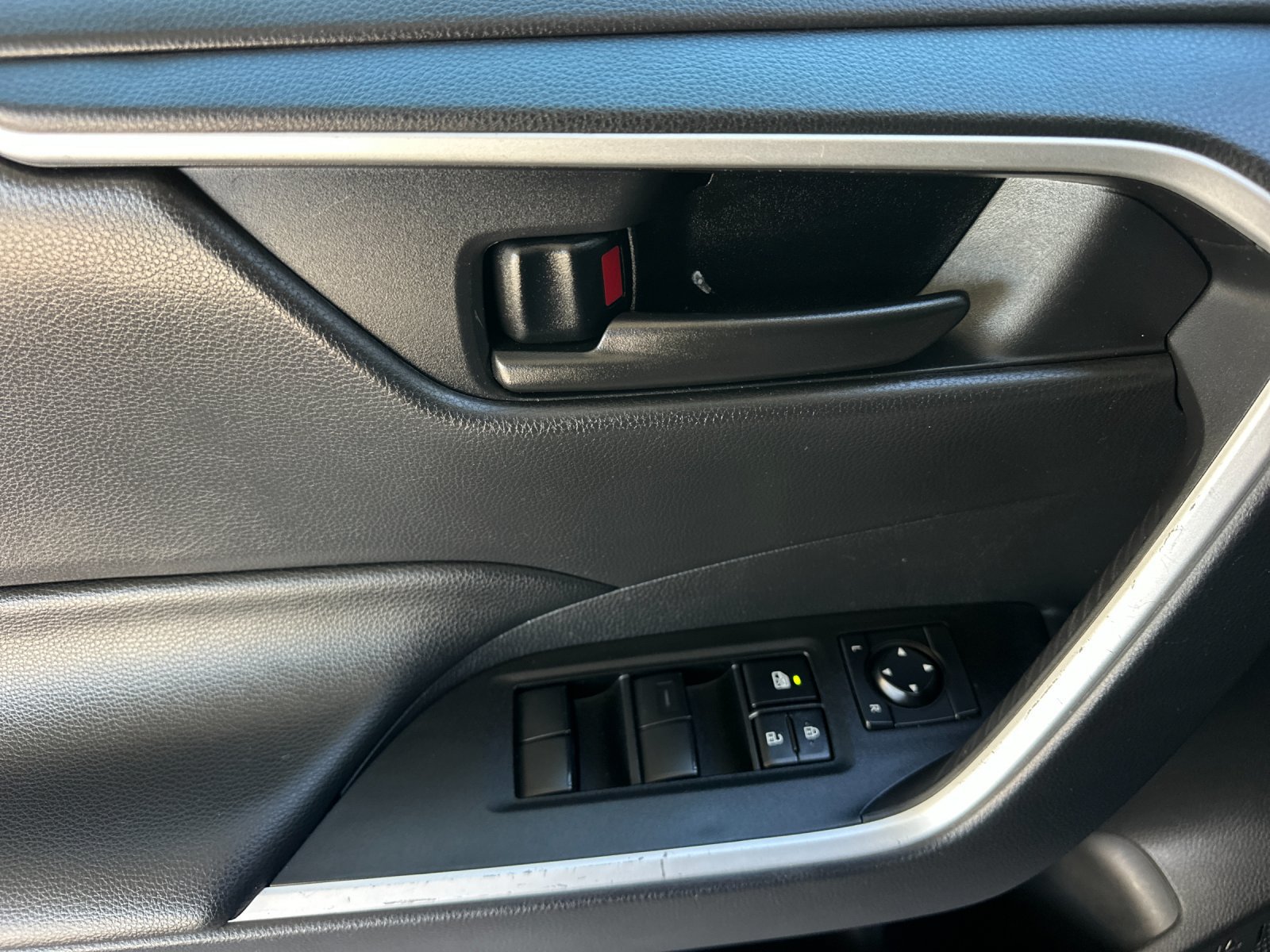 Used 2025 Toyota RAV4 LE FWD image 10