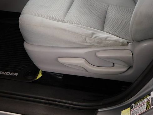 Used 2017 Toyota Highlander LE FWD image 13