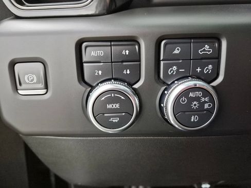 Used 2024 GMC Sierra 1500 AT4 w/ Technology Package AWD/4WD image 12
