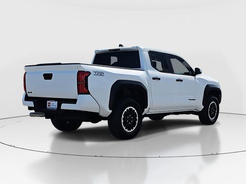 Certified 2025 Toyota Tacoma TRD Off-Road AWD/4WD image 5