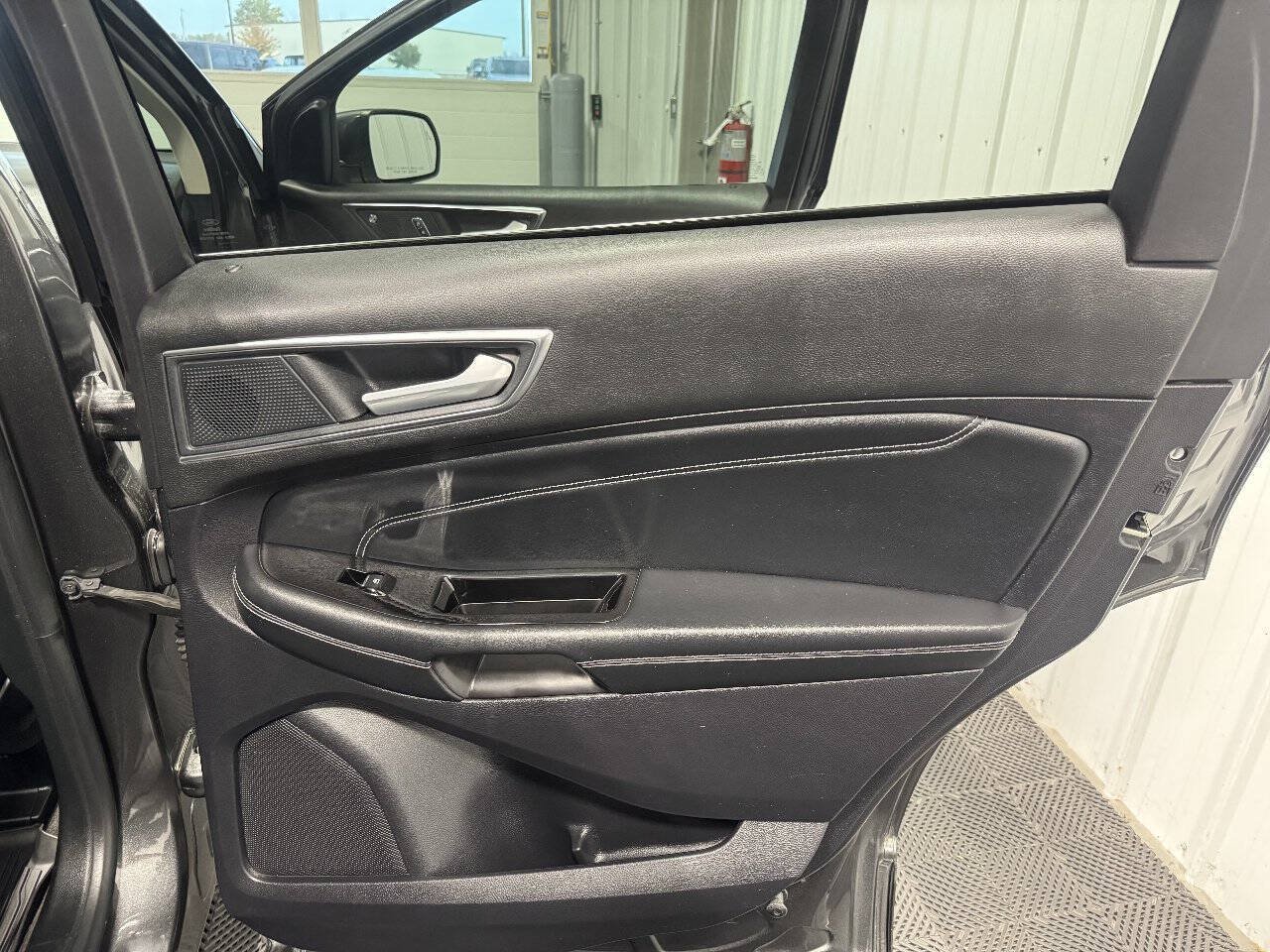 Used 2019 Ford Edge Titanium w/ Equipment Group 301A AWD/4WD image 25