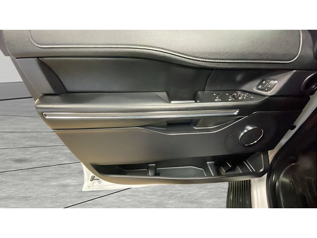Used 2019 Ford Expedition XLT w/ Equipment Group 202A AWD/4WD image 15