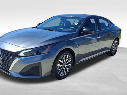 Used 2025 Nissan Altima 2.5 SV image 3