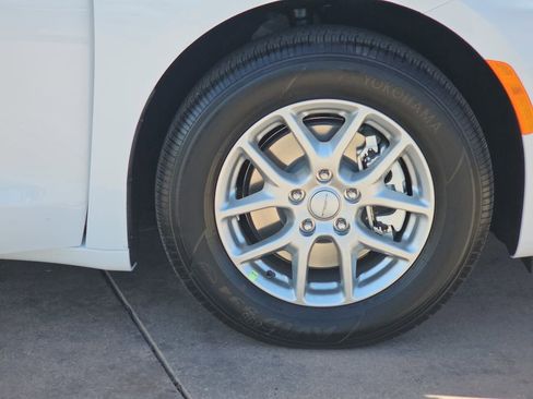 New 2027 Chrysler Pacifica Select FWD image 40