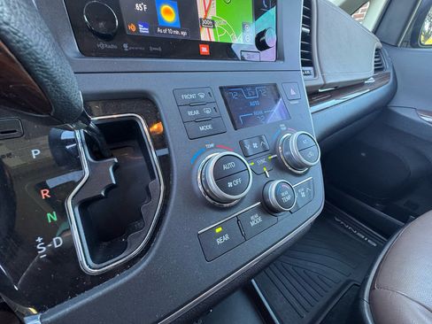 Used 2017 Toyota Sienna Limited Premium image 28