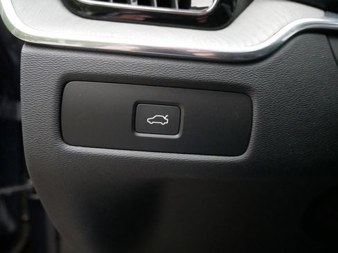 Certified 2025 Volvo XC60 B5 Plus AWD/4WD image 27
