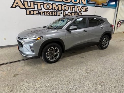 Used 2024 Chevrolet Trax LT FWD image 1