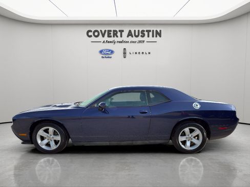 Used 2014 Dodge Challenger SXT RWD image 3
