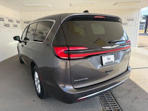 Used 2023 Chrysler Pacifica Touring-L FWD image 2