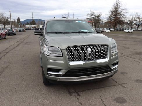 Used 2019 Lincoln Navigator Premiere image 3