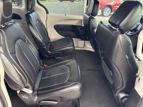 Used 2024 Chrysler Pacifica Touring-L image 15