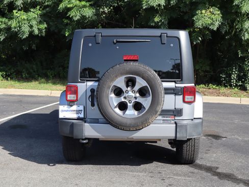 Used 2017 Jeep Wrangler Unlimited Sahara AWD/4WD image 8