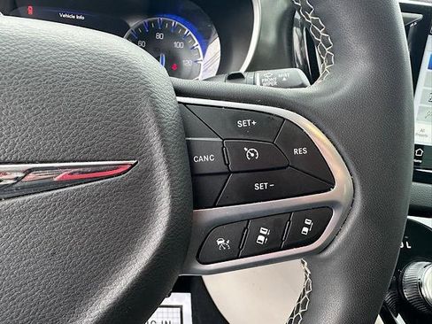 Used 2023 Chrysler Pacifica Touring-L image 25