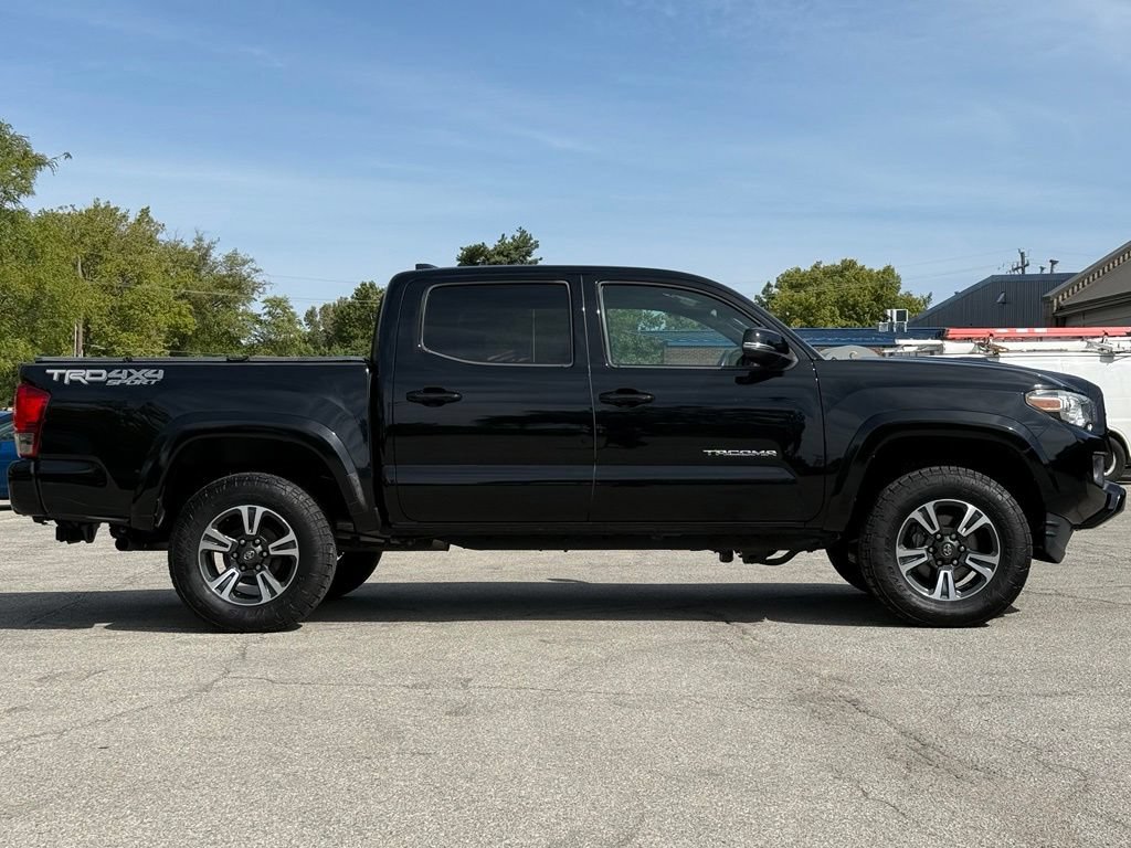 Used 2016 Toyota Tacoma TRD Sport w/ Towing Package AWD/4WD image 5