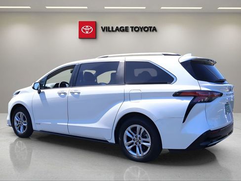 Certified 2021 Toyota Sienna Limited FWD image 3