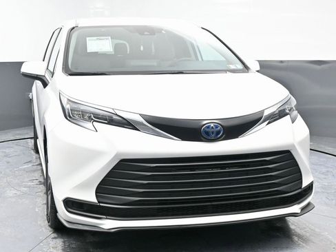 Used 2024 Toyota Sienna LE image 4