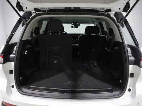 Used 2023 Jeep Grand Cherokee L Laredo image 4