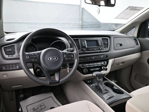 Used 2018 Kia Sedona L FWD image 23