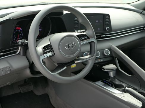 Used 2023 Hyundai Elantra SE image 11