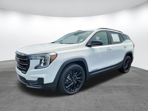 Used 2024 GMC Terrain SLE w/ Driver Convenience Package FWD image 3