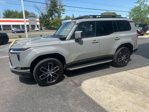 Used 2024 Lexus GX 550 w/ Accessory Package (31) AWD/4WD image 8