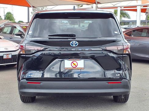 Certified 2025 Toyota Sienna LE FWD image 5