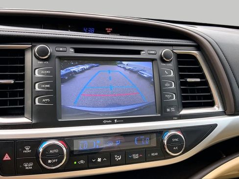 Used 2014 Toyota Highlander XLE AWD/4WD image 29