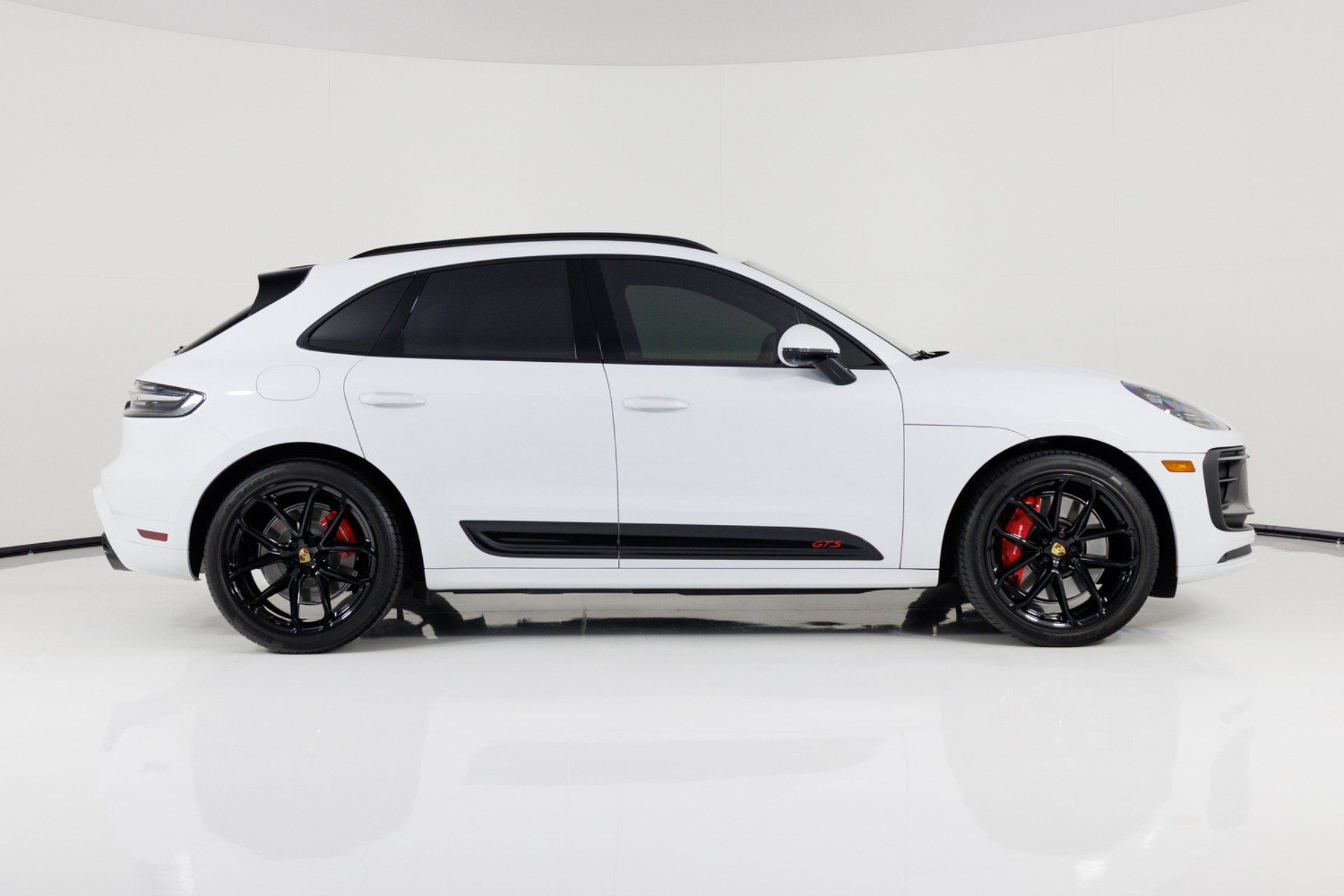 Used 2022 Porsche Macan GTS AWD/4WD image 2