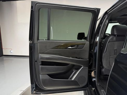Used 2020 Cadillac Escalade ESV Platinum AWD/4WD image 18