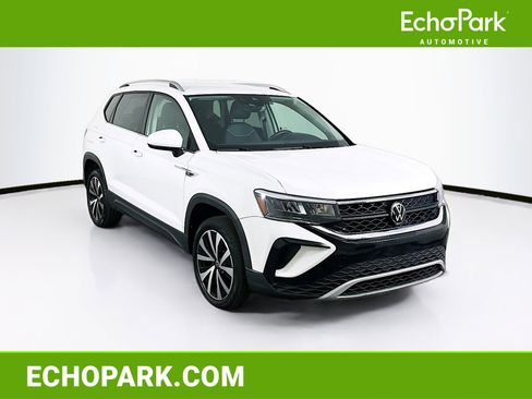 Used 2024 Volkswagen Taos SE image 1