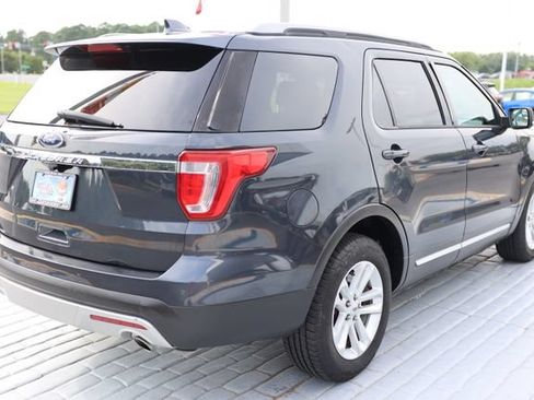 Used 2017 Ford Explorer XLT w/ Equipment Group 201A FWD image 5