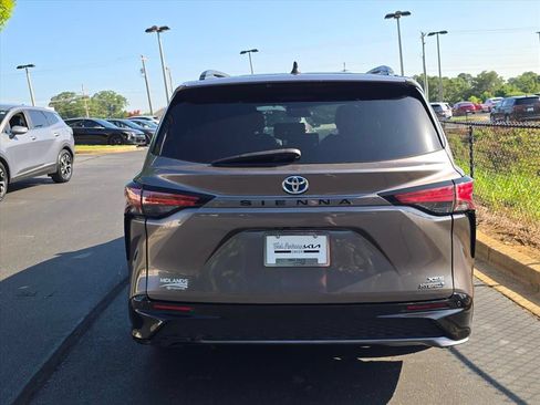 Used 2022 Toyota Sienna XSE FWD image 9