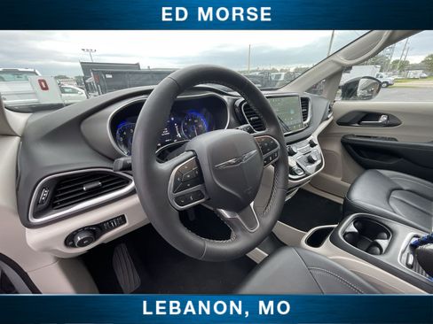 Used 2023 Chrysler Pacifica Touring-L FWD image 10