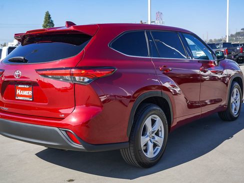 Used 2021 Toyota Highlander LE image 9